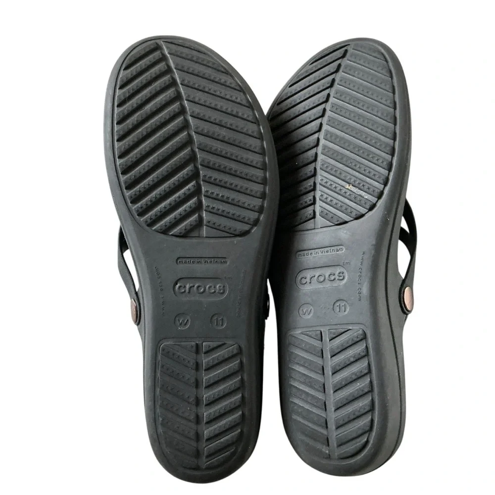 Crocs sanrah hammered metallic wedge flip flop sandals grey and gold sz 11